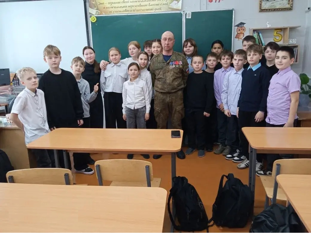Встречи с героями: в сердобской школе №1 прошли патриотические беседы в рамках акции «Герои Отечества»
