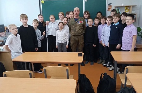 Встречи с героями: в сердобской школе №1 прошли патриотические беседы в рамках акции «Герои Отечества»